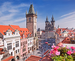 Die Prager Altstadt mit Blick auf die Kathedrale und den Uhrenturm