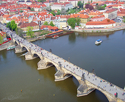 Die berühmte Karlsbrücke in Prag